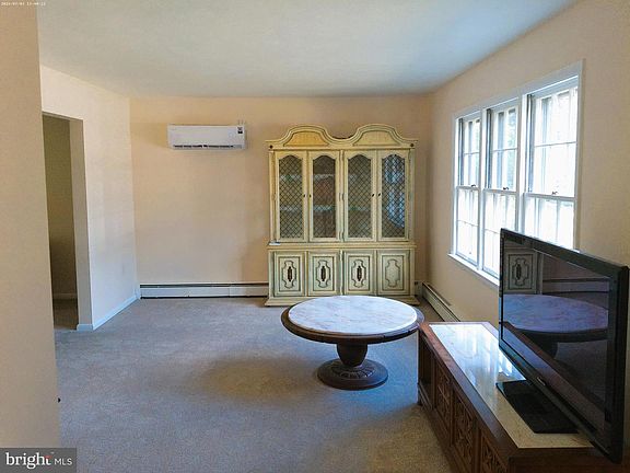3rd image of 206 Green Lane Dr