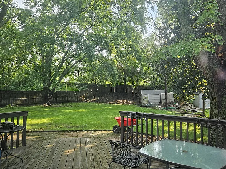 Large deck w/ open and peaceful view