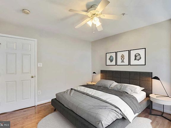 4th image of 990 Harrison Cres
