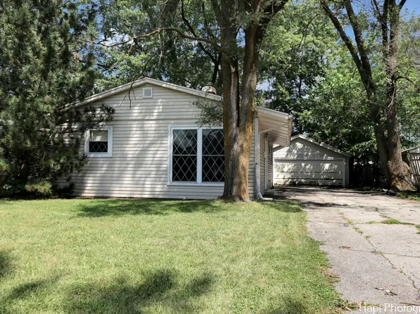 610 Topeka Dr, Carpentersville, IL 60110