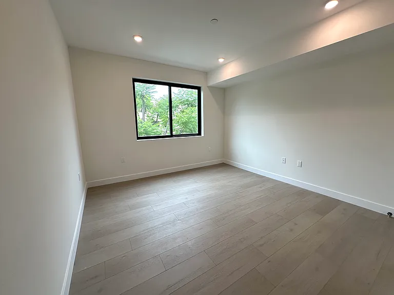 941 N Martel Ave #102 — Photo 35