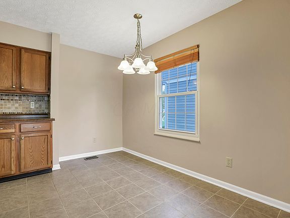 5th image of 693 Waybaugh Dr