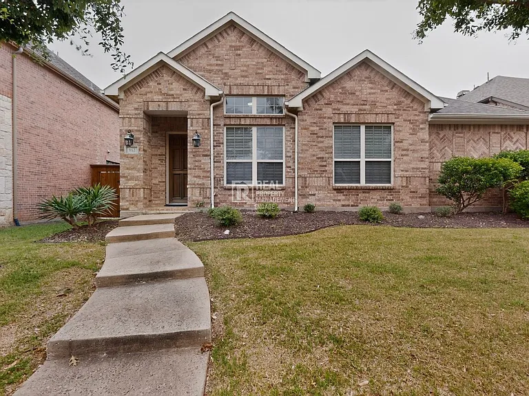 963 Cougar Dr — Photo 2