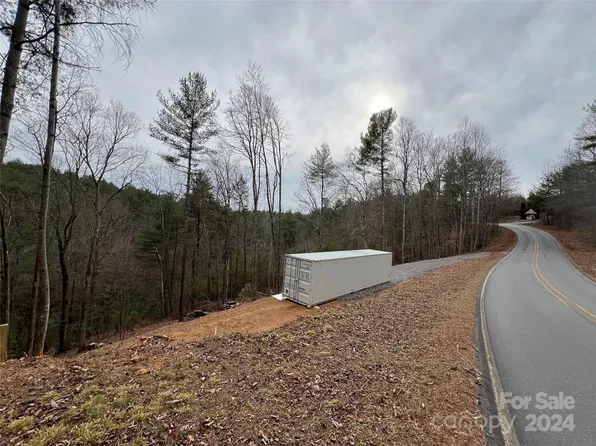 678 Forest Lake Heights Dr, Nebo, NC 28761