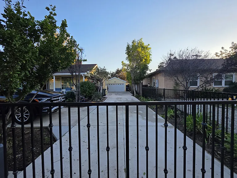 552 W Howard St — Photo 11