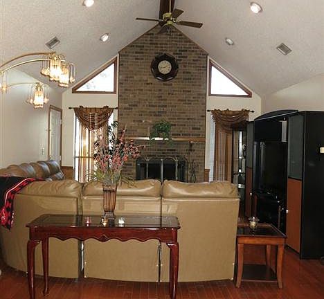 2nd image of 549 39th St