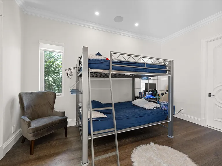 2307 N Riverside Dr — Photo 36