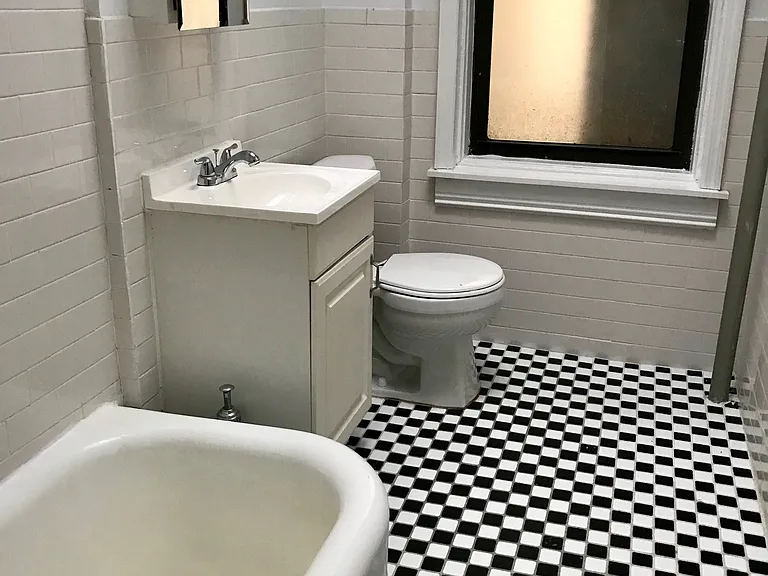 692 Rhinelander Ave #3B — Photo 2