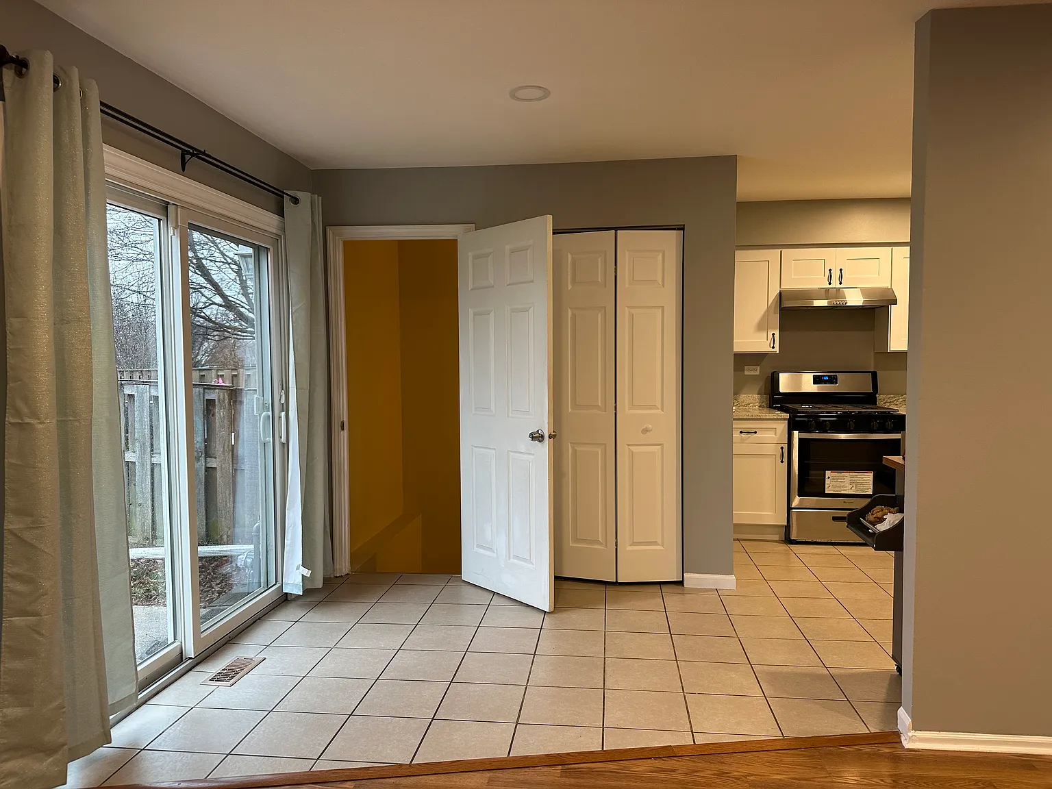 807 Mansfield Ct — Photo 4