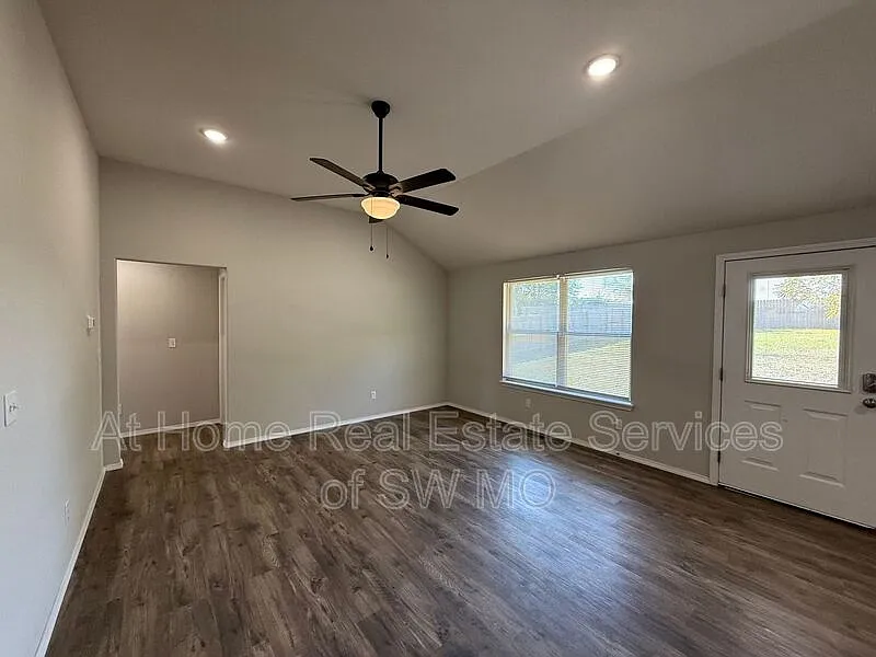 4 bed, 2.0 bath, 1511 sqft, $1,980 — Photo 3