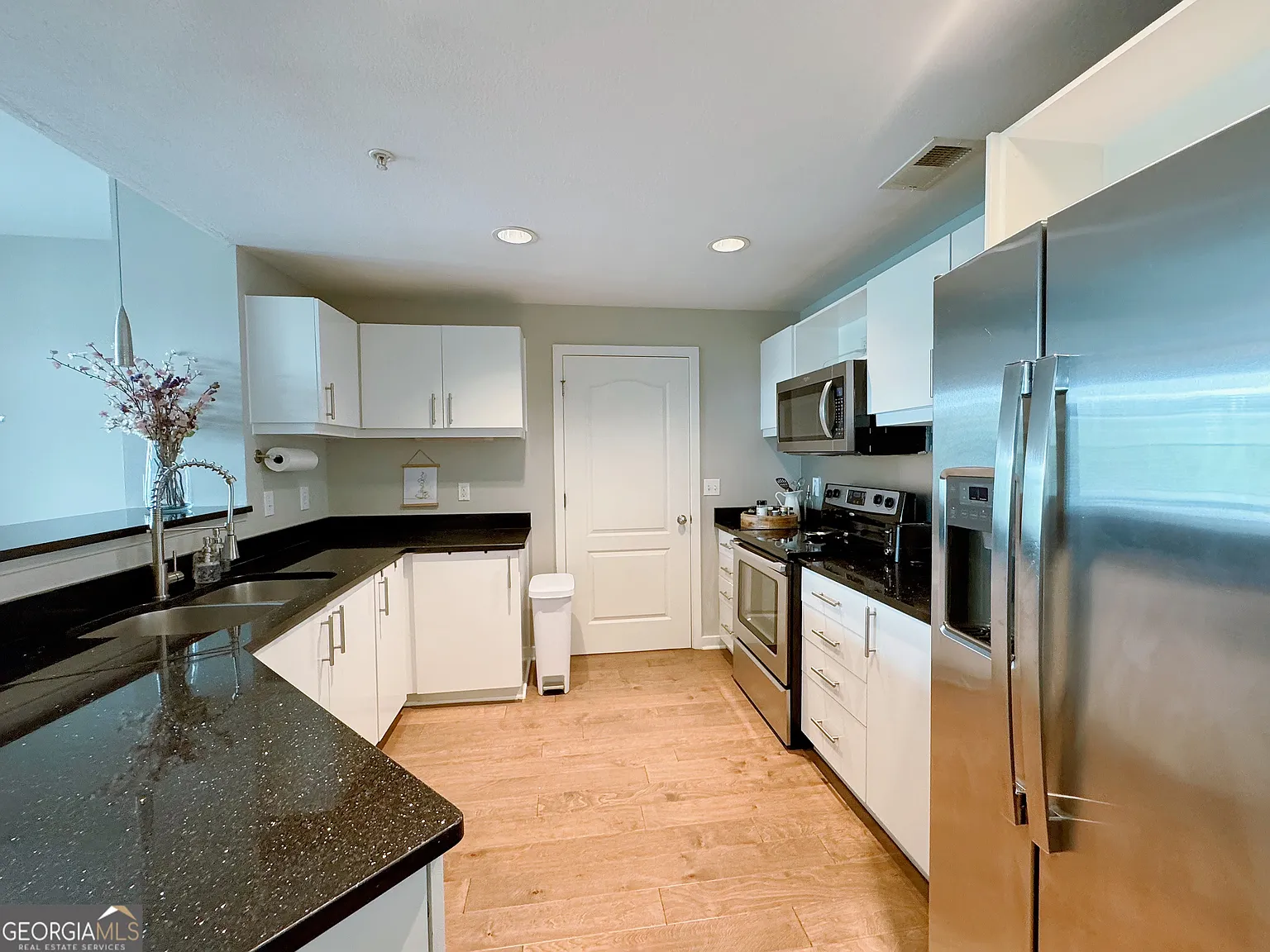 2 bed, 1166 sqft, $2,295 — Photo 4