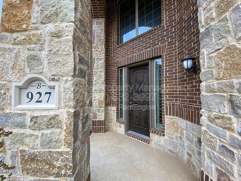 927 Bentley Dr — Photo 4