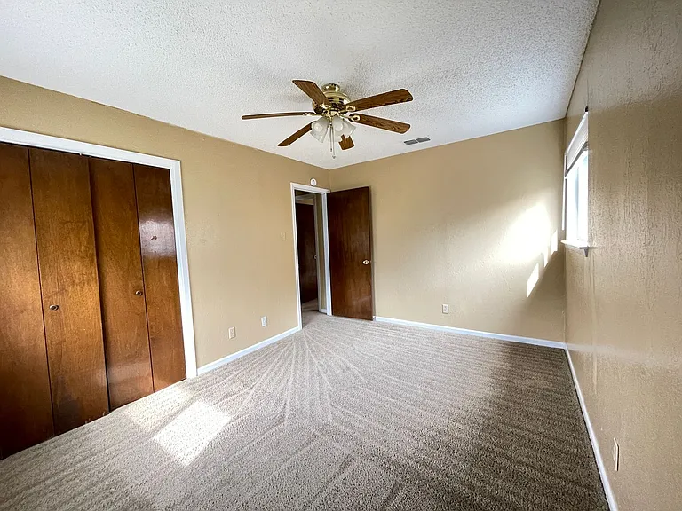 1409 Farhills Dr — Photo 16