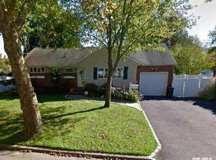 8 Rosalie Pl, Commack, NY 11725