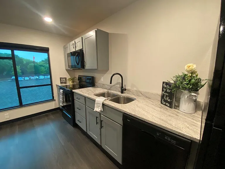 502 Main Apartments — Photo 19