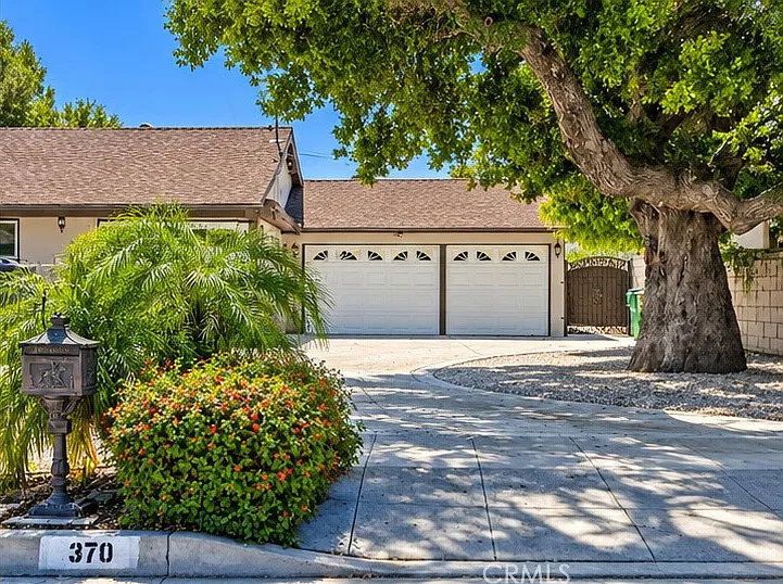 372 W Naomi Ave