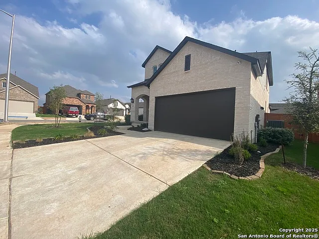 4 bed, 3.5 bath, 2347 sqft, $3,100 — Photo 4