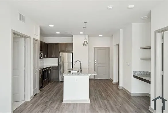 651 E Finley Blvd — Photo 2