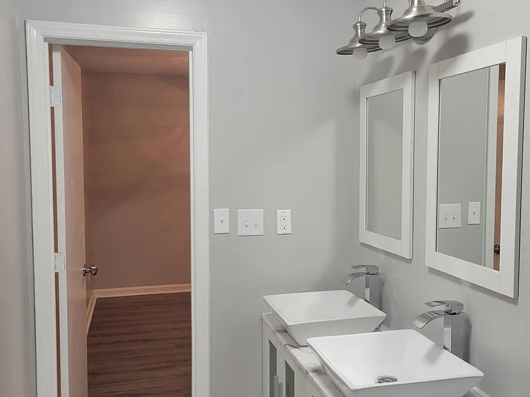 Master Bathroom (Double Vanity sinks)