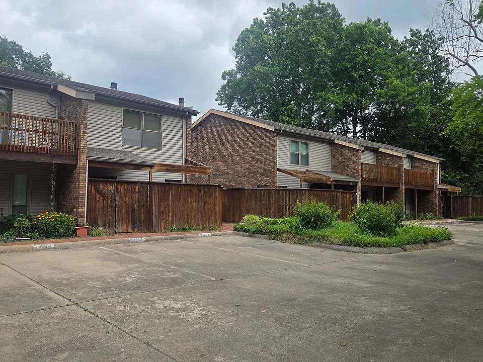 2588 E Sweetbriar Dr