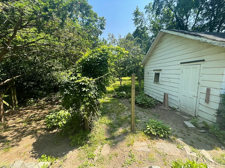 212 Mannion Ave — Photo 4