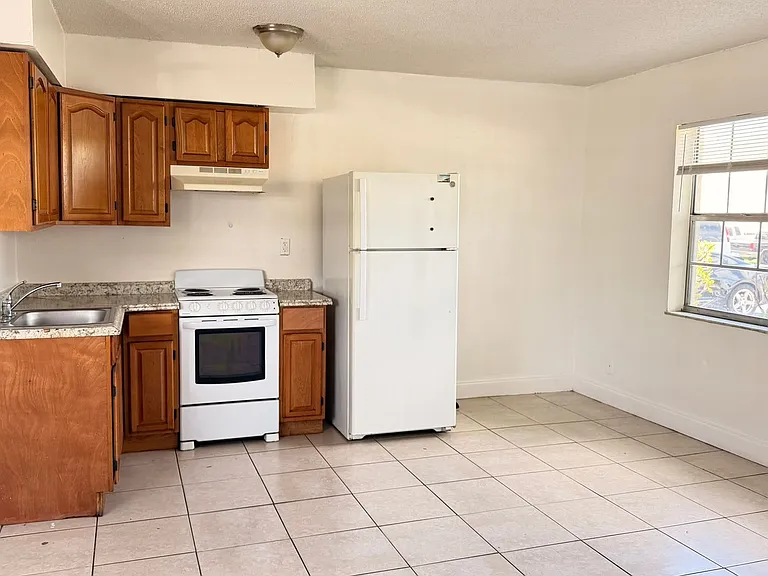 978 SW 10th Dr — Photo 5