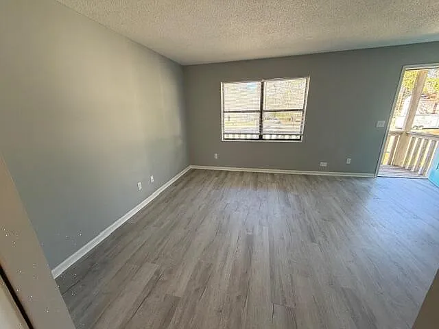 2 bed, 1.0 bath, 828 sqft, $995 — Photo 3