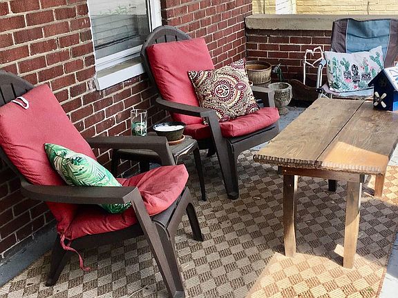 PRIVATE FRONT PORCH!