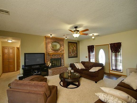 3rd image of 1126 N Cedar Dr