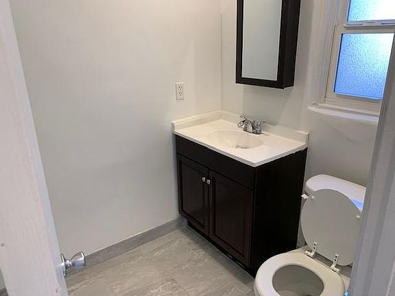 3rd image of 900 N Stanley Ave