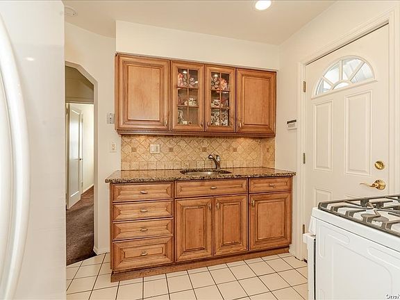 5th image of 512 Bryant Ave