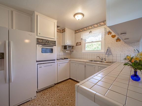 3rd image of 16906 Crestview Dr