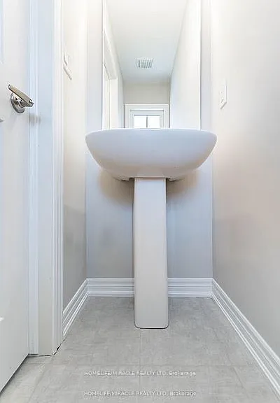 140 Aquasanta Cres — Photo 4