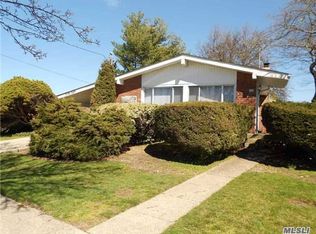 48 Pickwick Ct, Hicksville, NY 11801