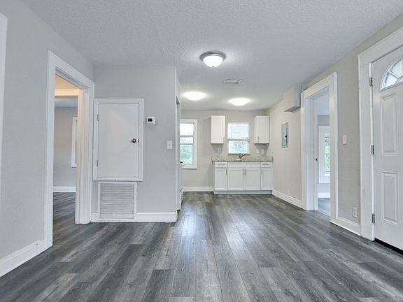 4th image of 912 Hart St #C