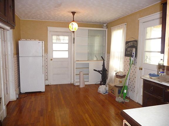 5th image of 403 Walnut St
