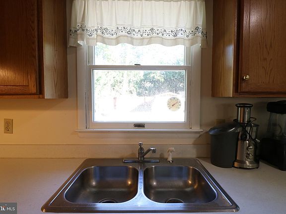 4th image of 358 Yorkshire Dr