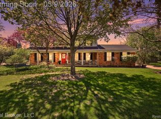 5037 Bantry Dr, West Bloomfield, MI 48322