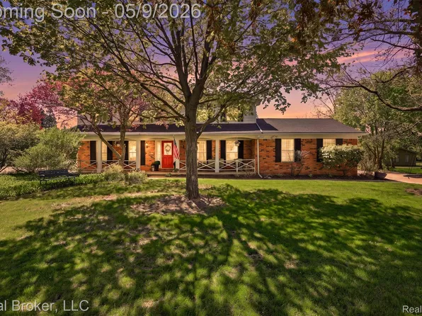 5037 Bantry Dr, West Bloomfield, MI 48322