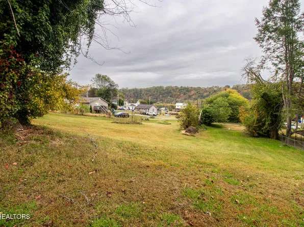 418 Sewanee St, Harriman, TN 37748