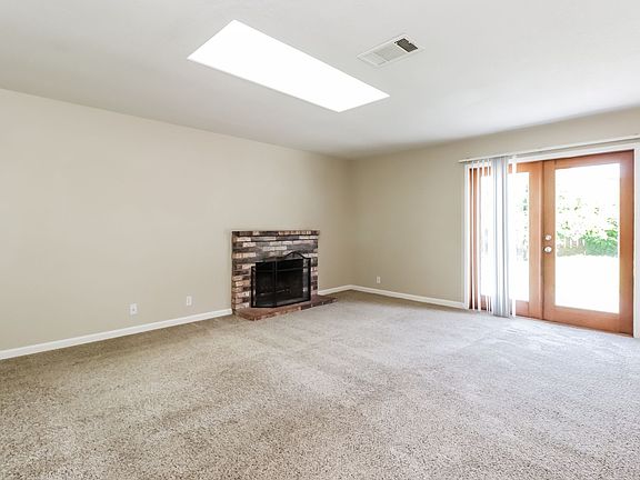 3rd image of 1931 Woodglen Ln