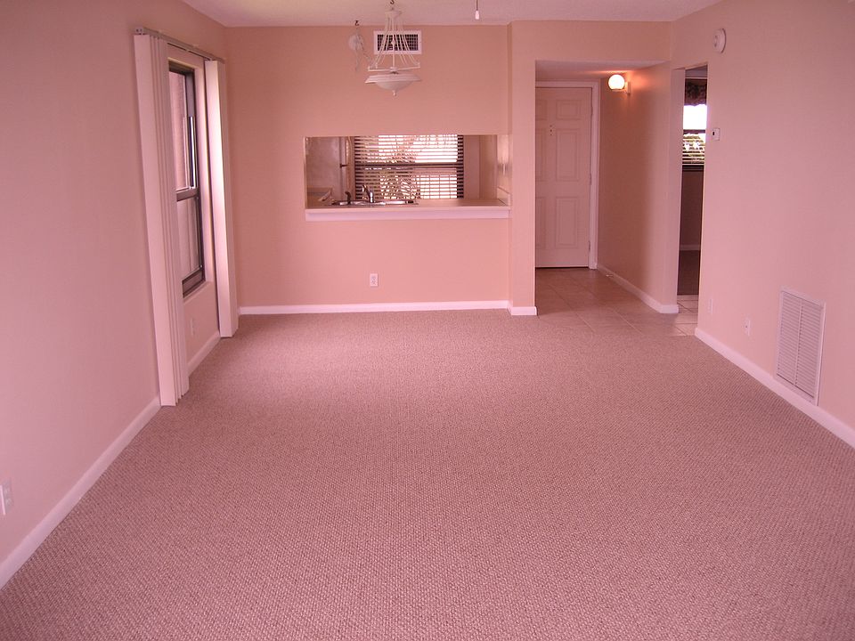 Bright living & dining room