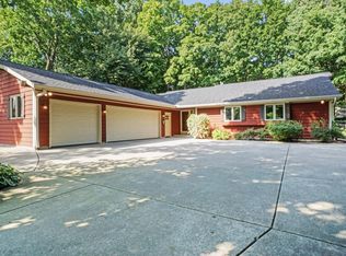 W221N2670 Lindenwood Ct, Waukesha, WI 53186