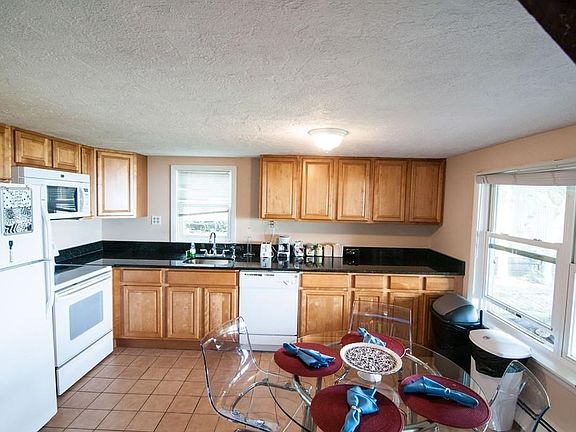 3rd image of 100 Shore Dr #0