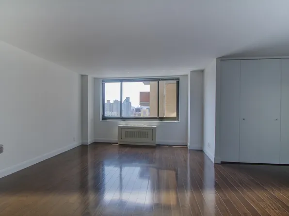 200 East 82nd Street image 3 of 8
