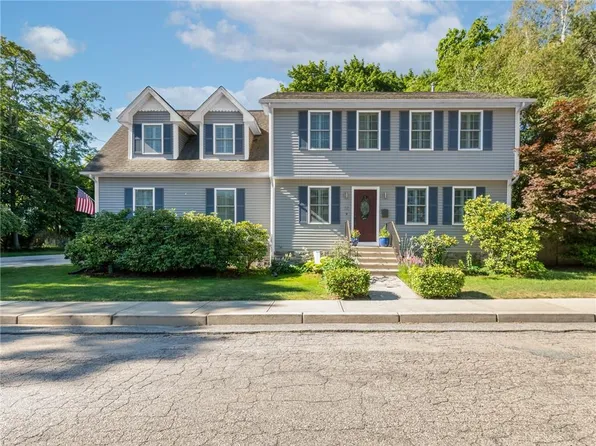 22 Aumond St, Cranston, RI 02905