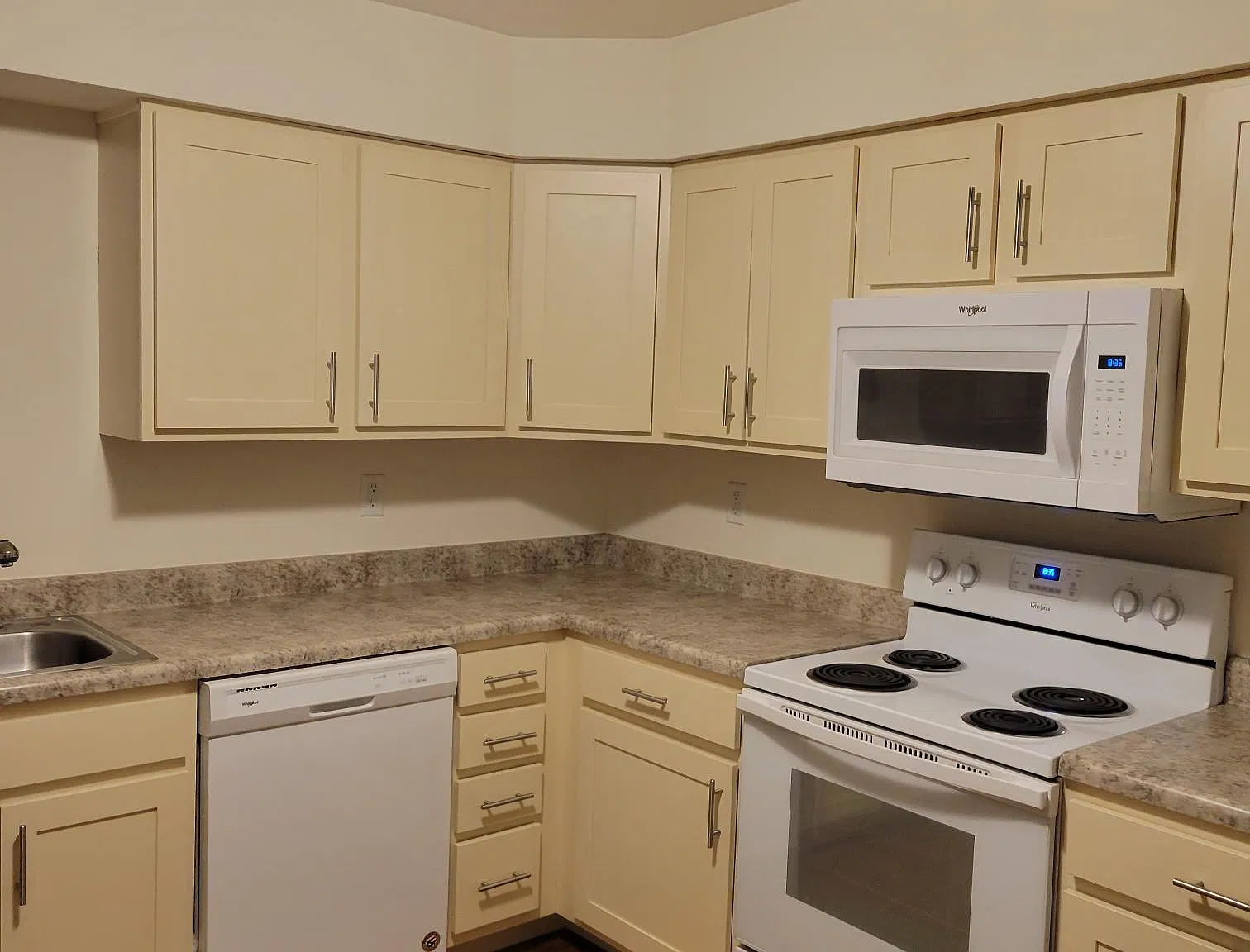 2 bed, 1000 sqft, $1,900 — Photo 2