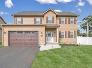 3 Elaine Cir, Springfield, MA 01109