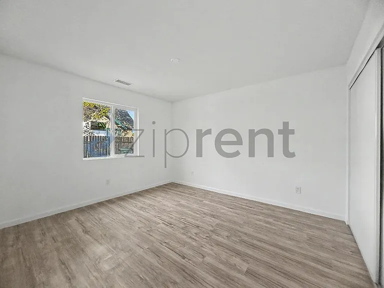 872 W 18th St #874 — Photo 7