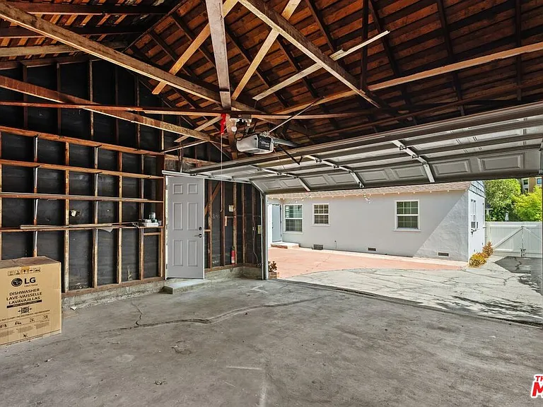 1019 Amherst Ave — Photo 26